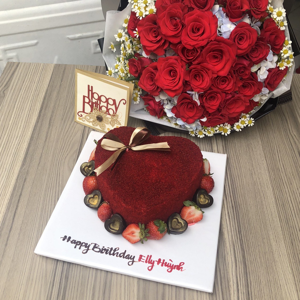 Combo bánh kem và hoa hồng